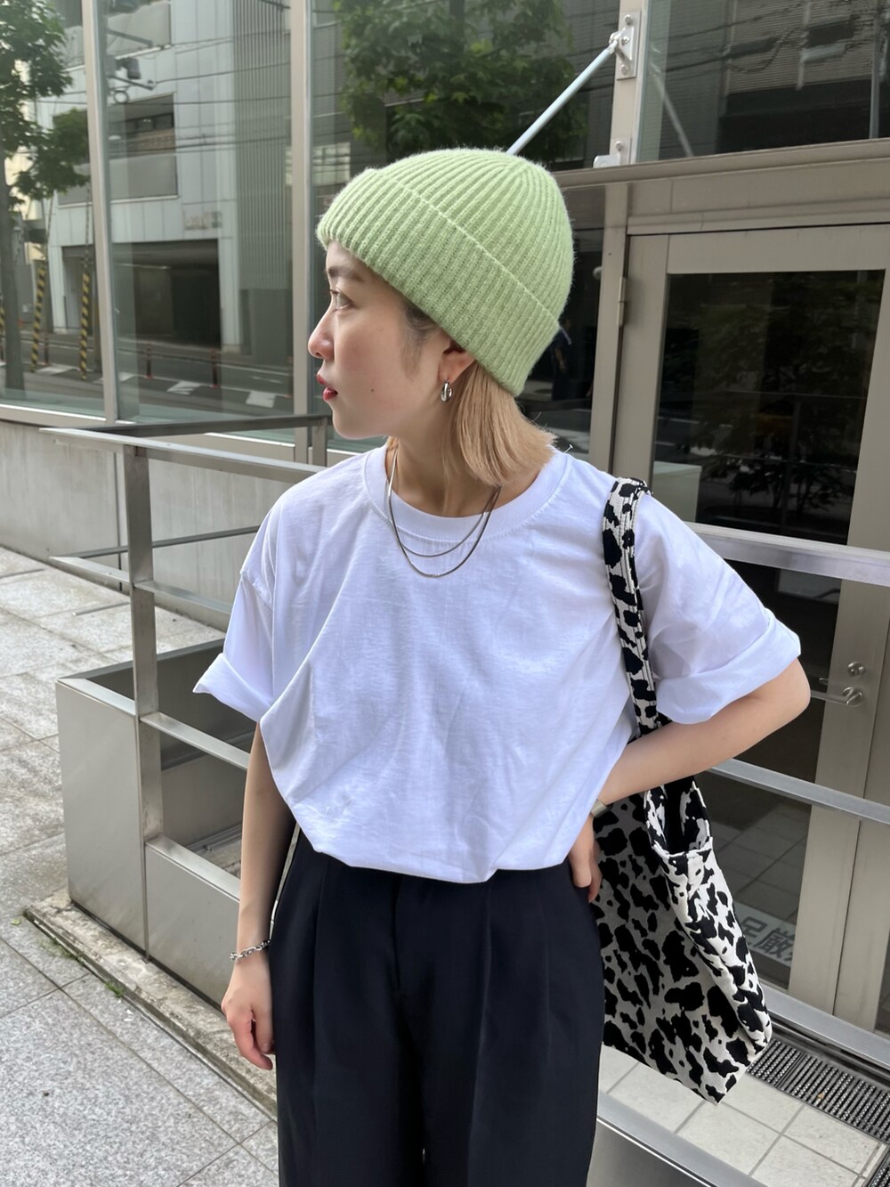 「Kastane、kastane_ootd、スラックス、Tシャツ、低身長、低身長コーデ、低身長女子、ニット帽、ラクチンコーデ、カジュアルコーデ、白Tシャツ」｜「Kastaneの【サイズ展開あり】タックスラックスパンツ（スラックス、ブラック系）」を使った、KOUTA CHIHIROさん（レディース・153cm）の夏コーディネートの3枚目の写真