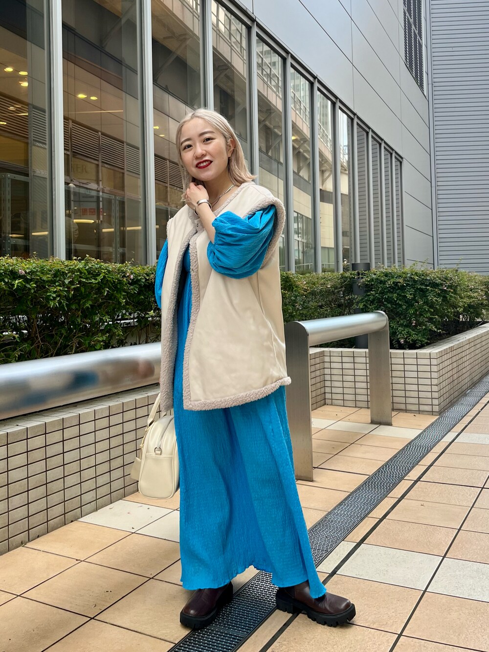 「Kastane、kastane_ootd、ボアベスト、ベスト、リバーシブル、ワンピース、低身長、低身長女子、低身長コーデ」｜「Kastaneの【サイズ展開あり】ギンガムシャーリングワンピース（ワンピース、ブルー系）」を使った、KOUTA CHIHIROさん（レディース・153cm）の夏コーディネートの2枚目の写真
