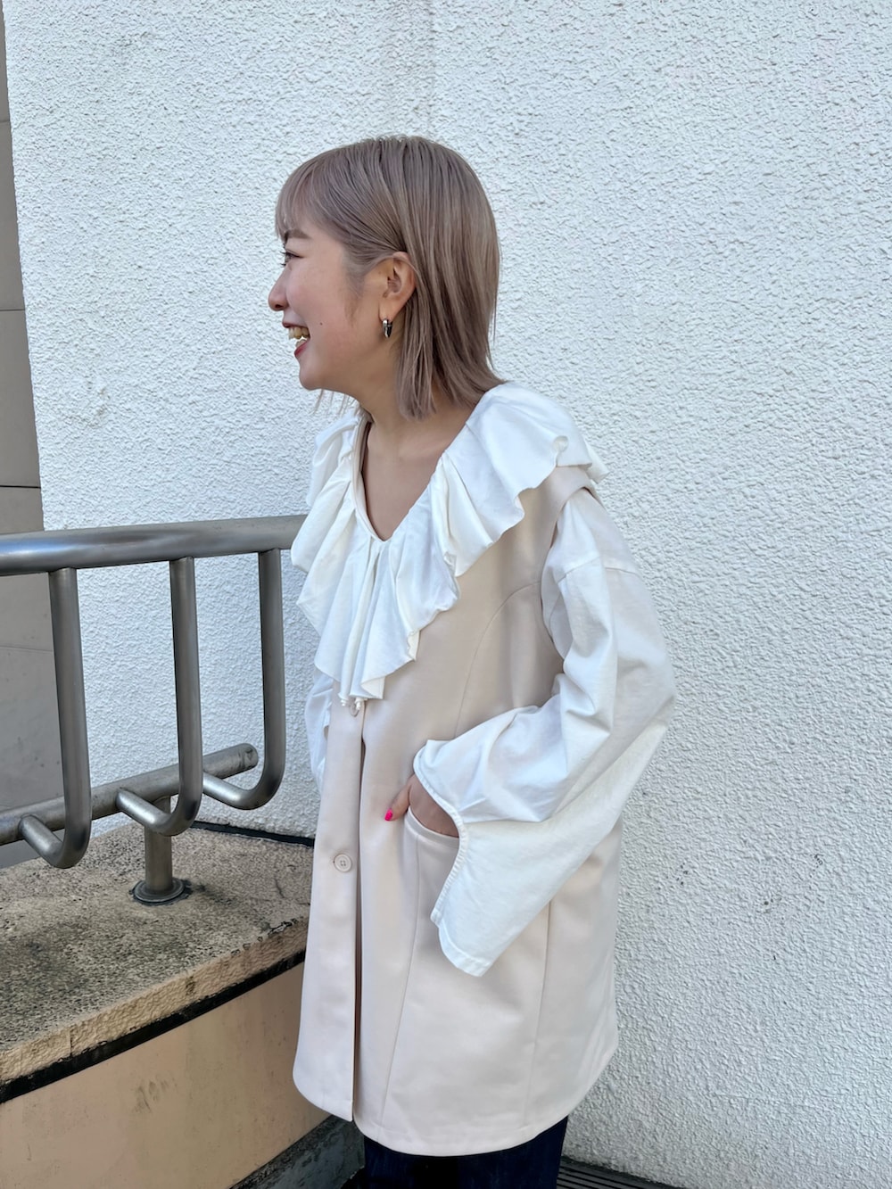 「Kastane、kastane_ootd、ベスト、衿付き」｜「Kastaneの【2022SSアイテム】圧縮ジャージーベスト（ベスト、ホワイト系）」を使った、KOUTA CHIHIROさん（レディース・153cm）の冬コーディネートの2枚目の写真