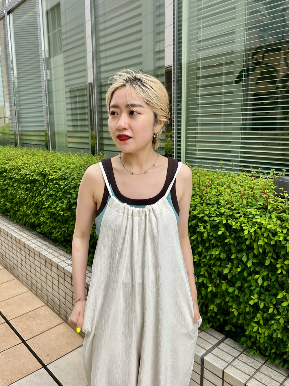 「Kastane、kastane_ootd、初夏コーデ、ラクチンコーデ、サロペット、ベスト、ベストコーデ、低身長、低身長コーデ」｜「Kastaneのバルキーヒール厚底サンダル（サンダル、ホワイト系）」を使った、KOUTA CHIHIROさん（レディース・153cm）の春コーディネートの4枚目の写真