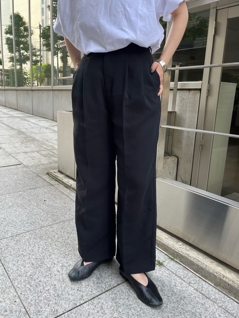 「Kastane、kastane_ootd、スラックス、Tシャツ、低身長、低身長コーデ、低身長女子、ニット帽、ラクチンコーデ、カジュアルコーデ、白Tシャツ」｜「Kastaneの【サイズ展開あり】タックスラックスパンツ（スラックス、ブラック系）」を使った、KOUTA CHIHIROさん（レディース・153cm）の夏コーディネートの5枚目の写真