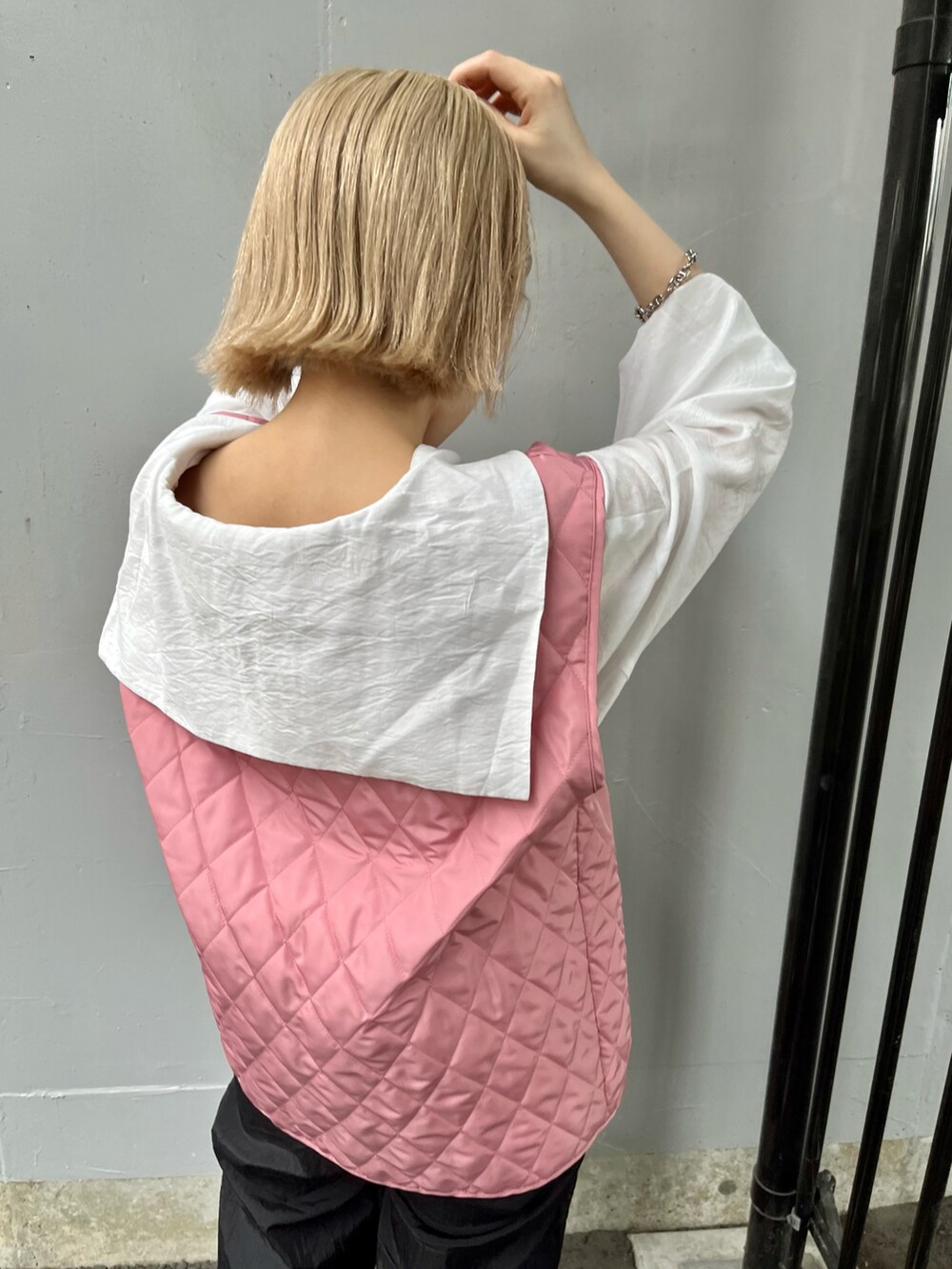 「Kastane、kastane_ootd、パンツコーデ、ベスト、キルティング、ピンク、シアー、初夏コーデ、低身長コーデ」｜「Kastaneのキルティングベスト（ベスト、ピンク系）」を使った、KOUTA CHIHIROさん（レディース・153cm）の春コーディネートの3枚目の写真