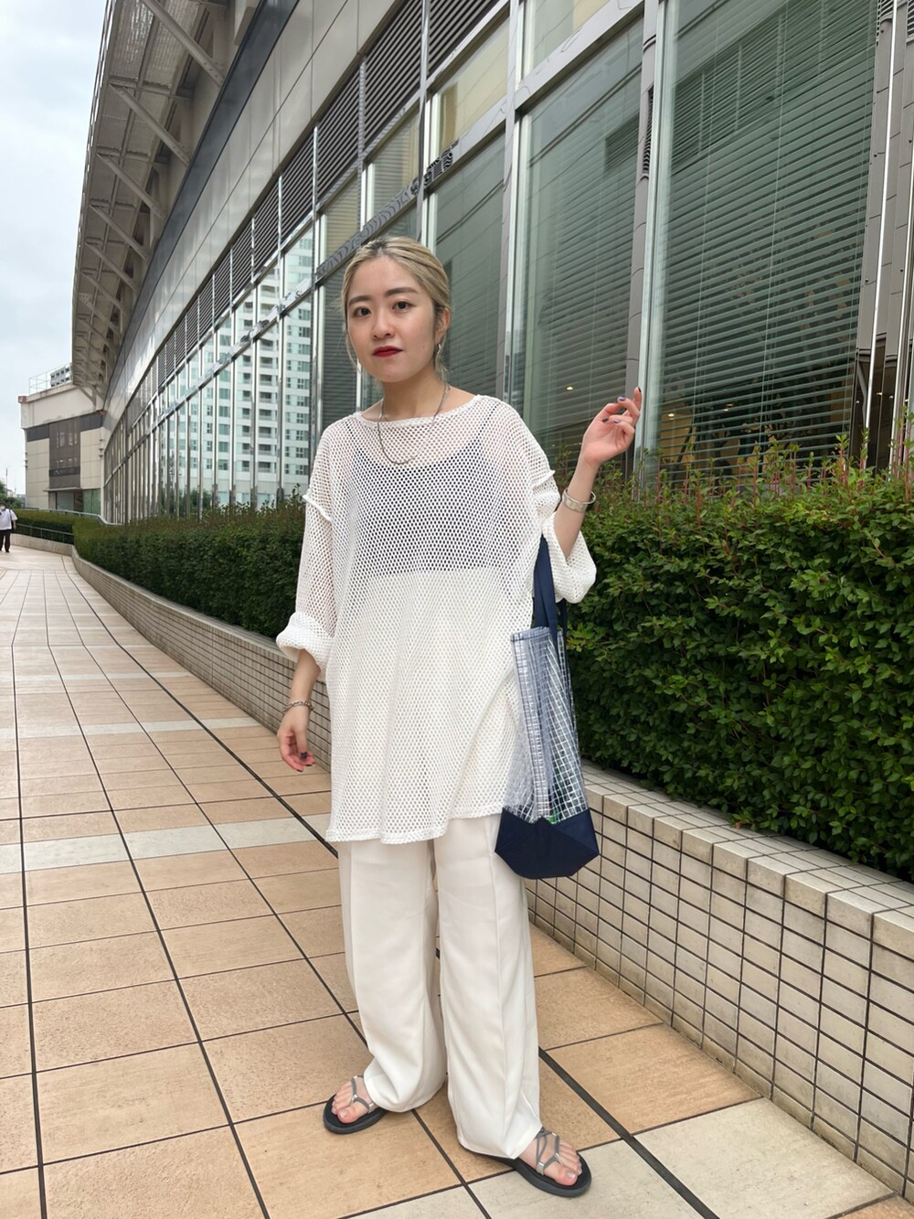 「Kastane、kastane_ootd、シンプル、キレイめ、オールホワイト、メッシュ、スラックス、パンツスタイル、低身長、低身長コーデ、低身長女子」｜「Kastaneのメッシュ2WAYオーバーカーディガン（カーディガン/ボレロ、ホワイト系）」を使った、KOUTA CHIHIROさん（レディース・153cm）の夏コーディネートの2枚目の写真