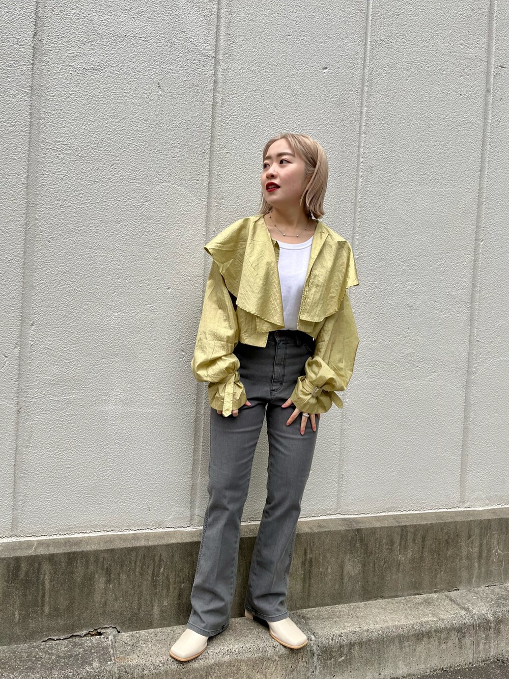 「大人コーデ、春色、カジュアル、低身長コーデ、パンツスタイル、Kastane、kastane_ootd、春アウター」｜「Kastaneのマルチウェイナイロントレンチコート（トレンチコート、グリーン系）」を使った、KOUTA CHIHIROさん（レディース・153cm）の春コーディネートの3枚目の写真