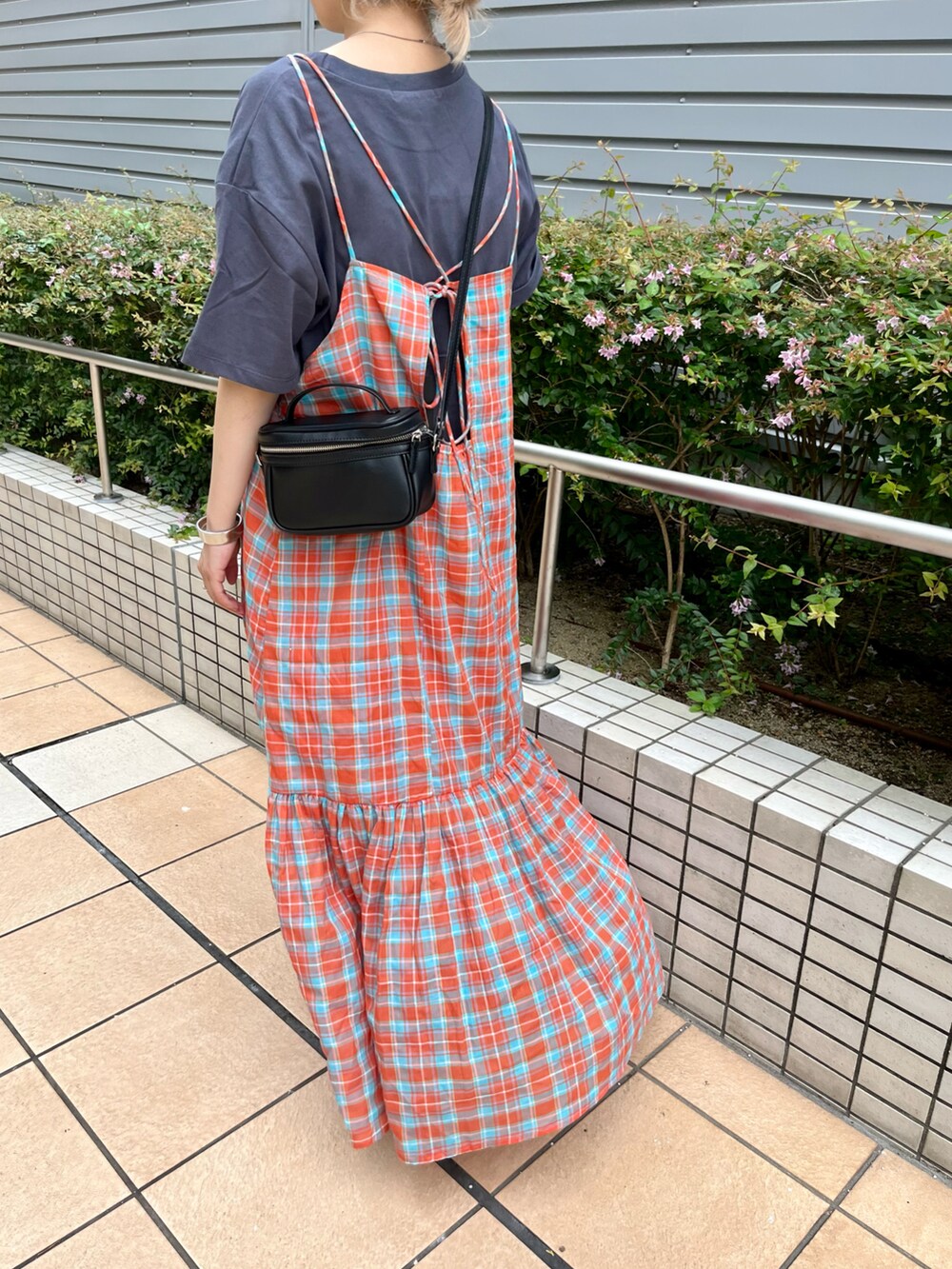 「Kastane、kastane_ootd、カジュアルコーデ、ワンピース、秋服準備はじめました、キャミワンピ、低身長、低身長コーデ、低身長女子」｜「Kastaneの【サイズ展開あり】ティアードチェックキャミワンピース（ワンピース、オレンジ系）」を使った、KOUTA CHIHIROさん（レディース・153cm）の夏コーディネートの3枚目の写真