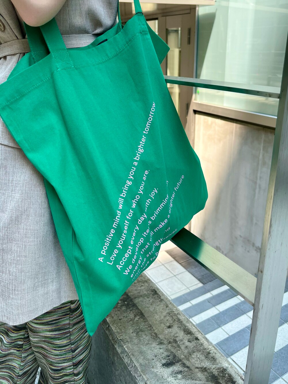 「Kastane、kastane_ootd、夏コーデ、ラフ、カジュアルコーデ、低身長、低身長コーデ、ベスト、セットアップ」｜「Kastaneの【SETUP対応】カップ付きグラデボーダージャガードキャミ（キャミソール、グリーン系）」を使った、KOUTA CHIHIROさん（レディース・153cm）の春コーディネートの5枚目の写真