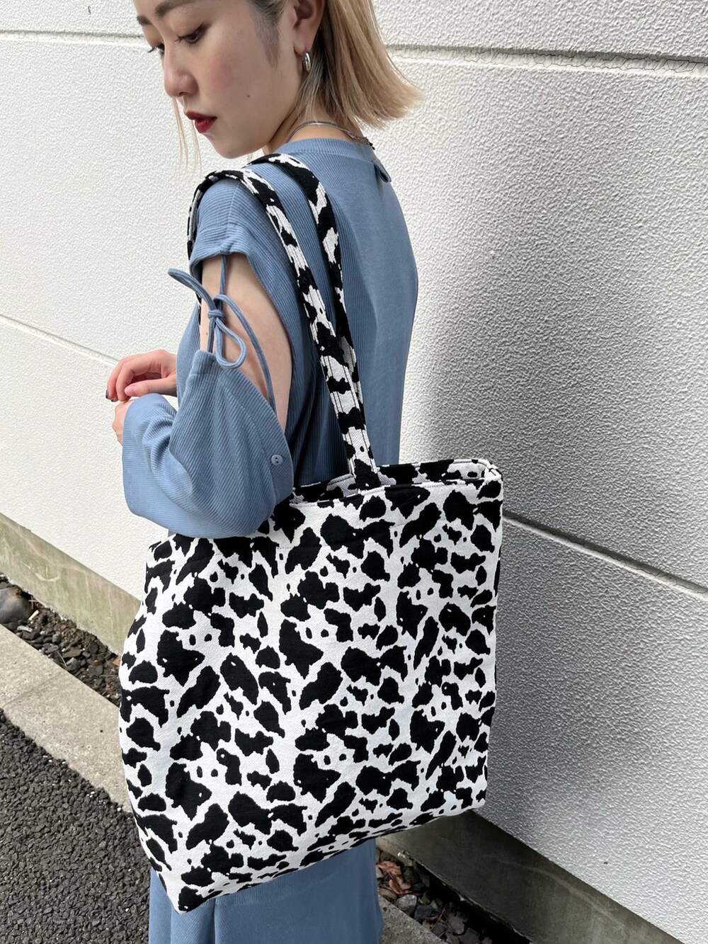 「Kastane、kastane_ootd、ワンピース、袖スリット、ブルー、低身長、低身長コーデ、低身長女子、トートバッグ」｜「Kastaneの【サイズ展開あり】袖スリットテレコティアードワンピース（ワンピース、ブルー系）」を使った、KOUTA CHIHIROさん（レディース・153cm）の夏コーディネートの4枚目の写真