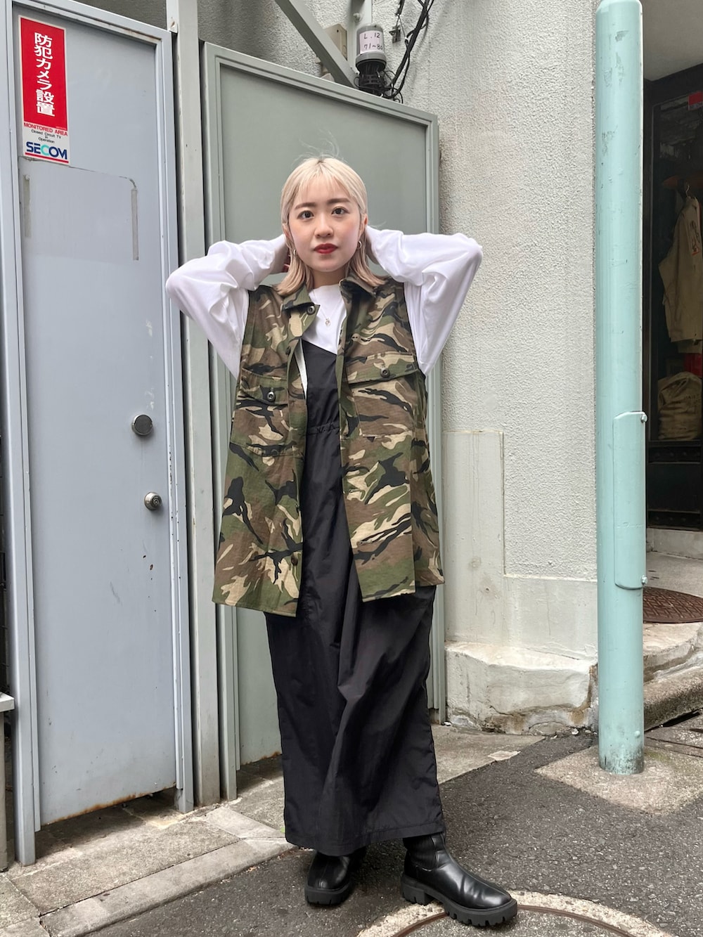 「Kastane、WHIMSIC、低身長女子、キャミワンピ、ベスト、ミリタリー、ロンT、低身長、ゆるコーデ」｜「WHIMSICの【WHIMSIC】USアーミーユーティリティシャツベスト（ベスト、グリーン系）」を使った、KOUTA CHIHIROさん（レディース・153cm）の夏コーディネートの2枚目の写真