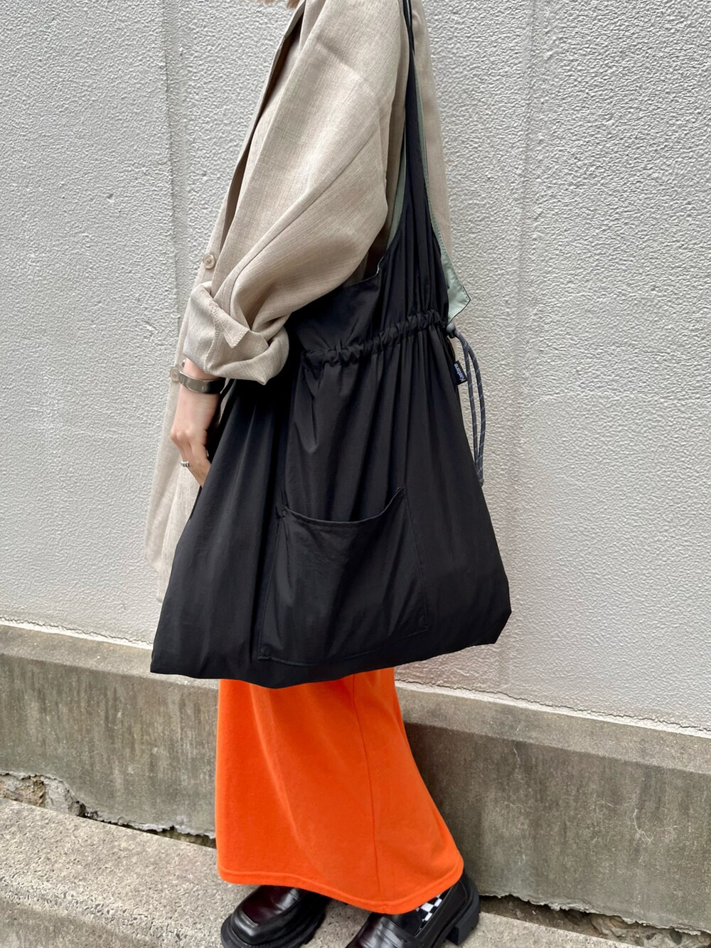 「カジュアル、春色、低身長コーデ、大人コーデ、春コーデ、ジャケット、Kastane、kastane_ootd」｜「KastaneのイージーIラインスカート（スカート、オレンジ系）」を使った、KOUTA CHIHIROさん（レディース・153cm）の春コーディネートの5枚目の写真