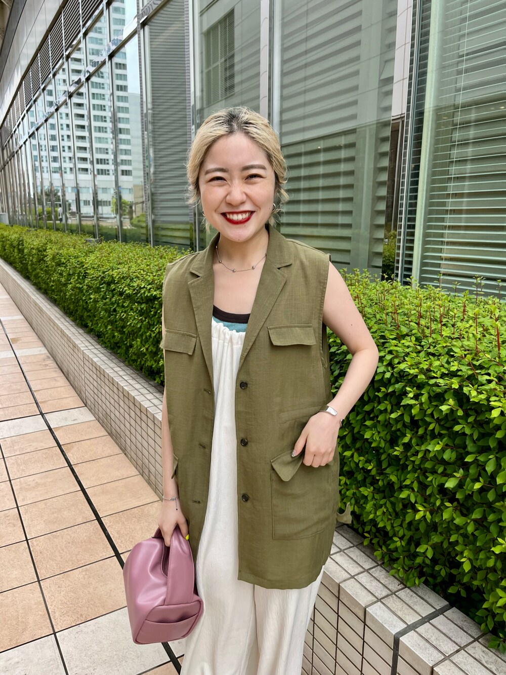 「Kastane、kastane_ootd、初夏コーデ、ラクチンコーデ、サロペット、ベスト、ベストコーデ、低身長、低身長コーデ」｜「Kastaneのバルキーヒール厚底サンダル（サンダル、ホワイト系）」を使った、KOUTA CHIHIROさん（レディース・153cm）の春コーディネートの3枚目の写真