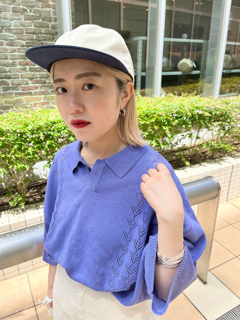 「Kastane、kastane_ootd、WHIMSIC、ニット、ニットポロ、ポロシャツ、デニム、低身長女子、カジュアルコーデ、カラー×コーデ」|「Kastaneの【WHIMSIC】RETRO PATTERN KNIT POLO SHIRT2(ニット/セーター、パープル系)」を使った、KOUTA CHIHIROさん(レディース・153cm)の夏コーディネートの2枚目の写真
