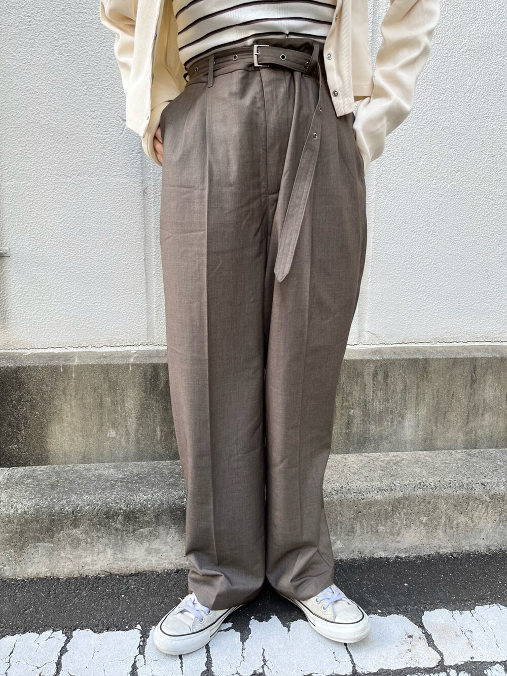 「ゆるコーデ、大人コーデ、Kastane、kastane_ootd、WHIMSIC、オトナカジュアル、春コーデ、低身長コーデ」｜「Kastaneのテレコカットリブチビカーディガン（カーディガン/ボレロ、ホワイト系）」を使った、KOUTA CHIHIROさん（レディース・153cm）の冬コーディネートの5枚目の写真