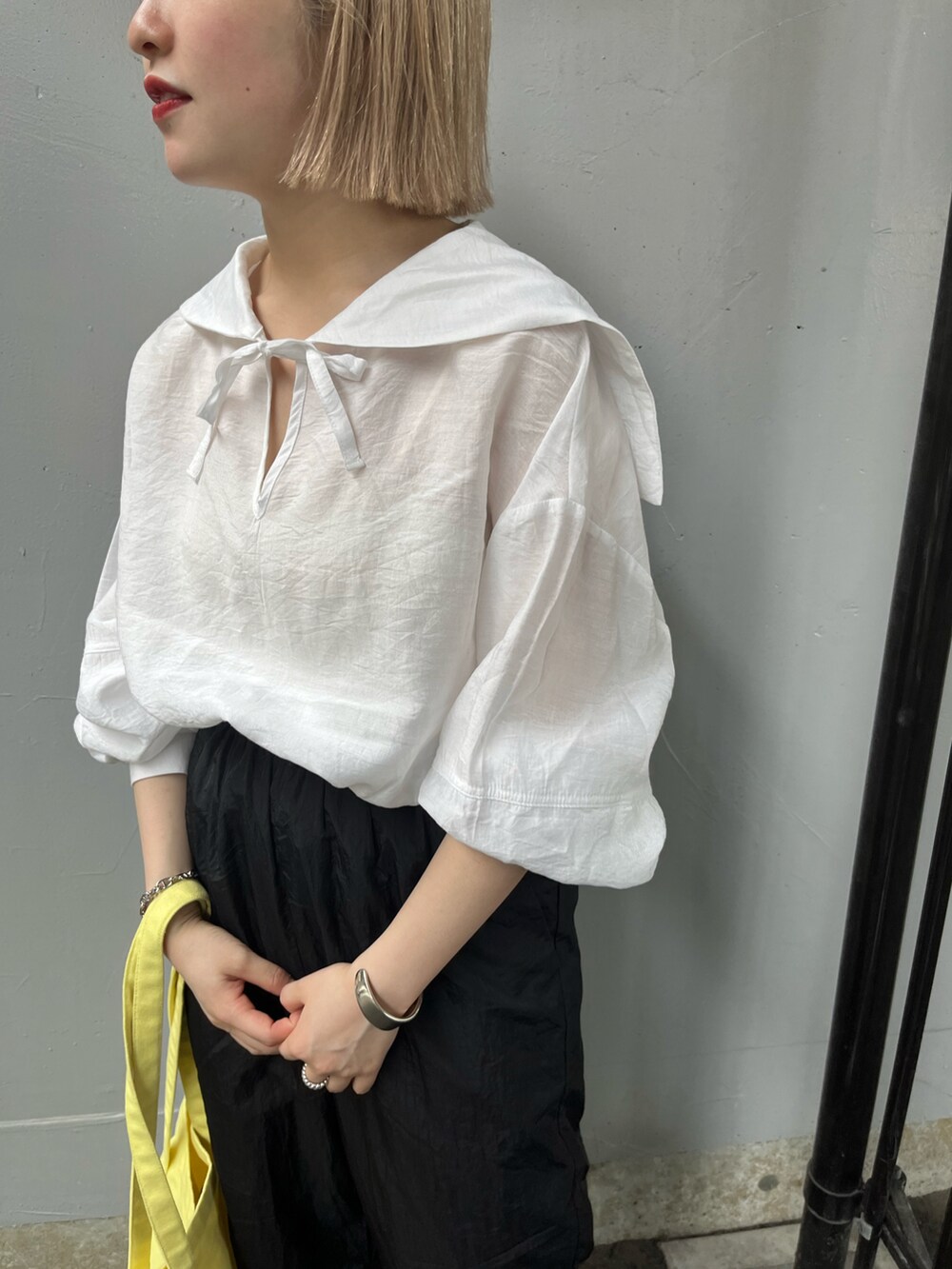 「Kastane、kastane_ootd、シアーシャツ、パンツコーデ、ootd、ラクチンコーデ、初夏コーデ、春、大人ガーリー」｜「Kastaneのシアーセーラーブラウス（シャツ/ブラウス、ホワイト系）」を使った、KOUTA CHIHIROさん（レディース・153cm）の春コーディネートの2枚目の写真
