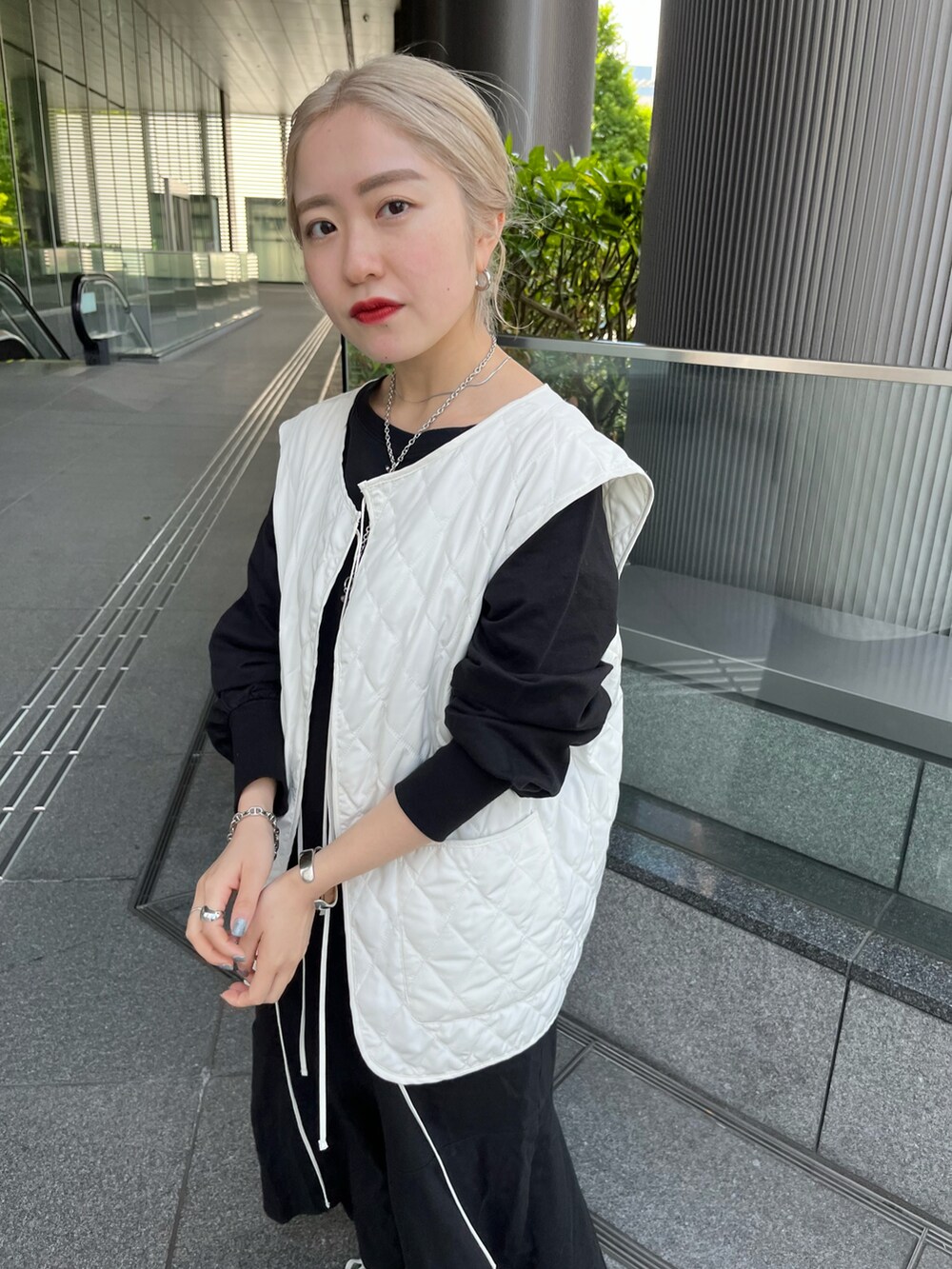 「Kastane、kastane_ootd、ベスト、キルティング、キルティングベスト、ワンピース、低身長、低身長コーデ、低身長女子、骨格ウェーブ」｜「Kastaneの【2022AWアイテム】キルティングベスト（ベスト、ホワイト系）」を使った、KOUTA CHIHIROさん（レディース・153cm）の夏コーディネートの3枚目の写真