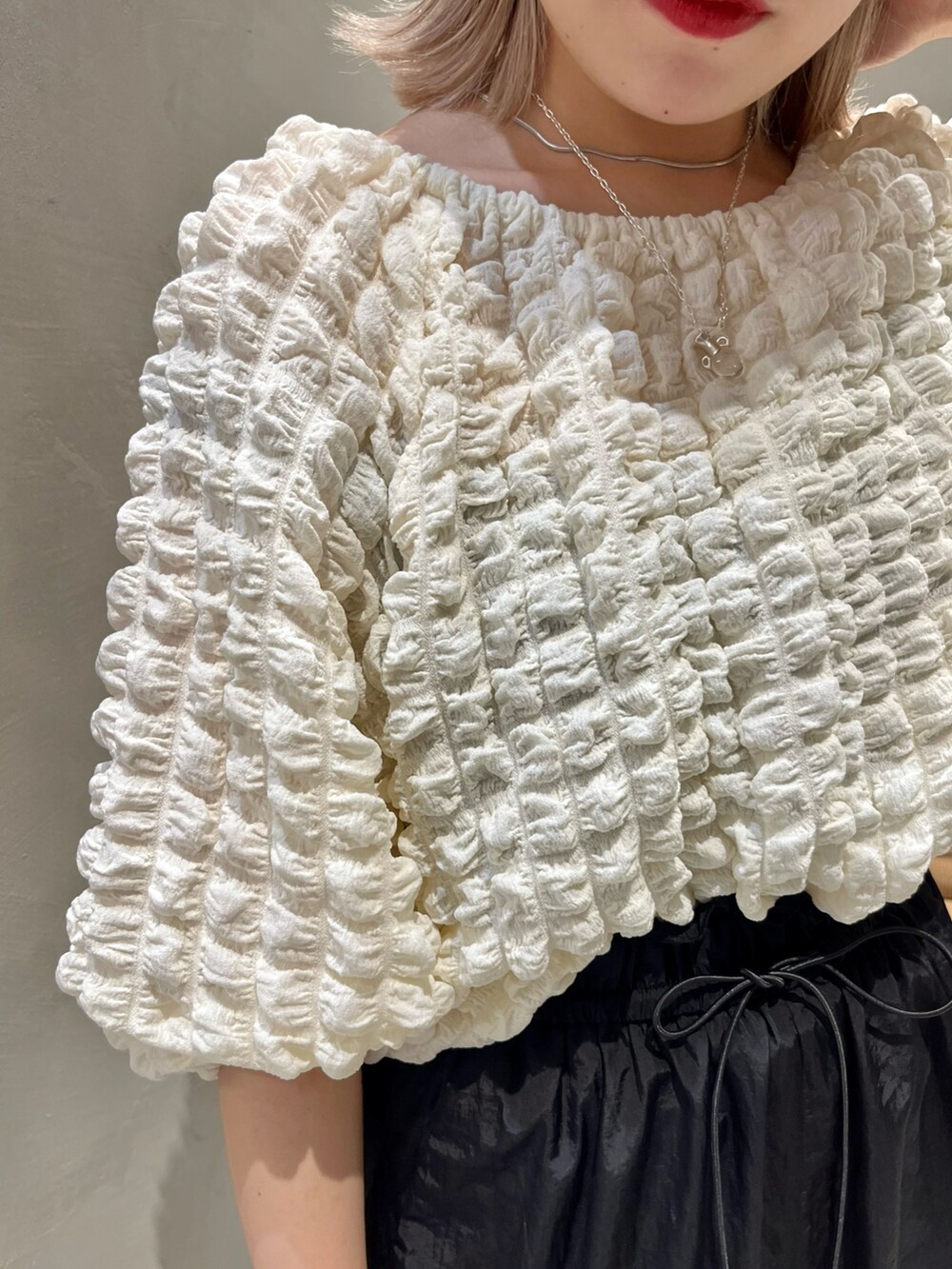 「Kastane、kastane_ootd、パンツコーデ、ブラウス、ドロストパンツ、低身長、低身長女子、低身長コーデ、カジュアル」｜「Kastaneのポコポコ7分袖プルオーバー（Tシャツ/カットソー、ホワイト系）」を使った、KOUTA CHIHIROさん（レディース・153cm）の夏コーディネートの4枚目の写真