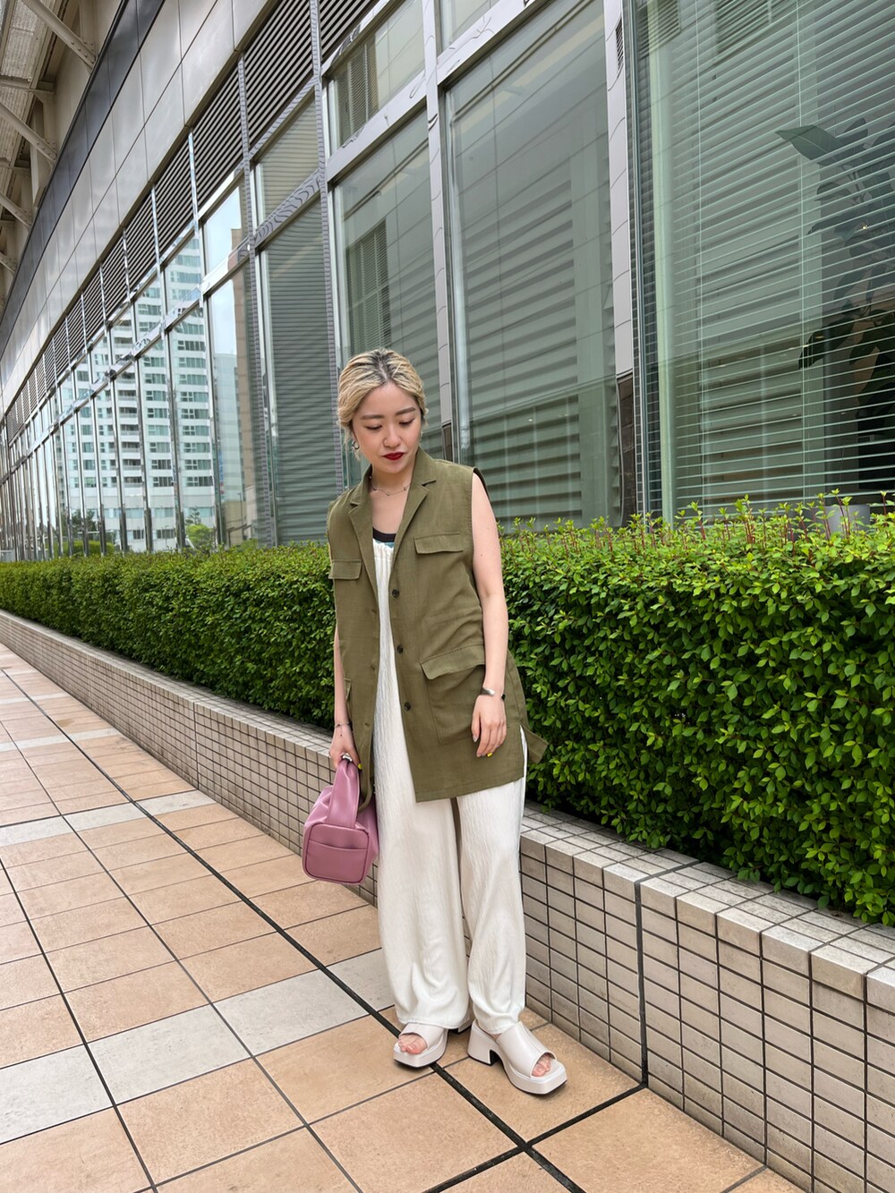 「Kastane、kastane_ootd、初夏コーデ、ラクチンコーデ、サロペット、ベスト、ベストコーデ、低身長、低身長コーデ」｜「Kastaneのバルキーヒール厚底サンダル（サンダル、ホワイト系）」を使った、KOUTA CHIHIROさん（レディース・153cm）の春コーディネートの2枚目の写真