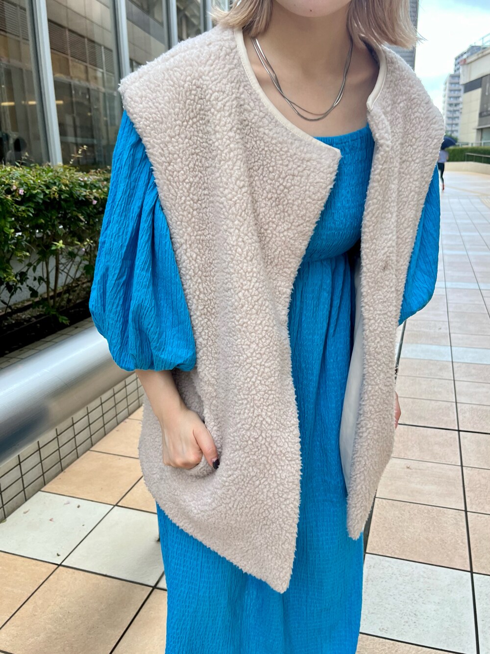 「Kastane、kastane_ootd、ボアベスト、ベスト、リバーシブル、ワンピース、低身長、低身長女子、低身長コーデ」｜「Kastaneの【サイズ展開あり】ギンガムシャーリングワンピース（ワンピース、ブルー系）」を使った、KOUTA CHIHIROさん（レディース・153cm）の夏コーディネートの3枚目の写真