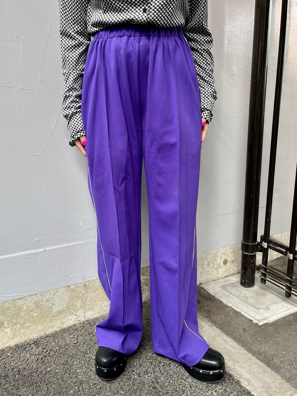「Kastane、kastane_ootd、WHIMSIC、カジュアル、カラーコーデ、春服、ジャージ、トラックパンツ」｜「Kastaneの【カタログ掲載アイテム】ギンガムジャガード２WAYプルオーバー（Tシャツ/カットソー、ブラック系）」を使った、KOUTA CHIHIROさん（レディース・153cm）の春コーディネートの4枚目の写真