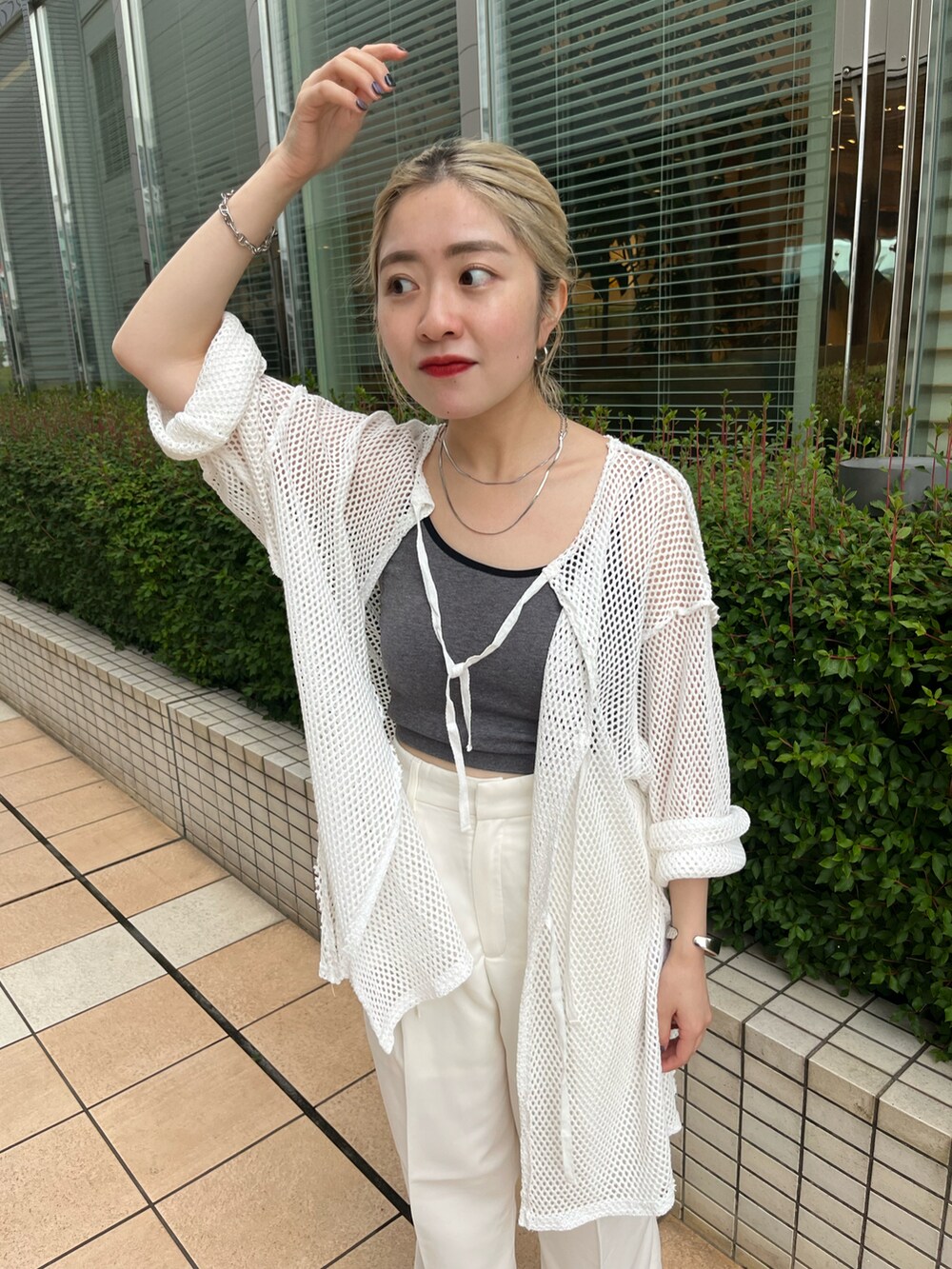 「Kastane、kastane_ootd、シンプル、キレイめ、オールホワイト、メッシュ、スラックス、パンツスタイル、低身長、低身長コーデ、低身長女子」｜「Kastaneのメッシュ2WAYオーバーカーディガン（カーディガン/ボレロ、ホワイト系）」を使った、KOUTA CHIHIROさん（レディース・153cm）の夏コーディネートの5枚目の写真