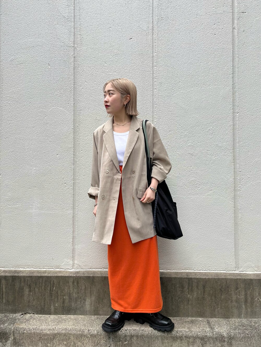「カジュアル、春色、低身長コーデ、大人コーデ、春コーデ、ジャケット、Kastane、kastane_ootd」｜「KastaneのイージーIラインスカート（スカート、オレンジ系）」を使った、KOUTA CHIHIROさん（レディース・153cm）の春コーディネートの2枚目の写真
