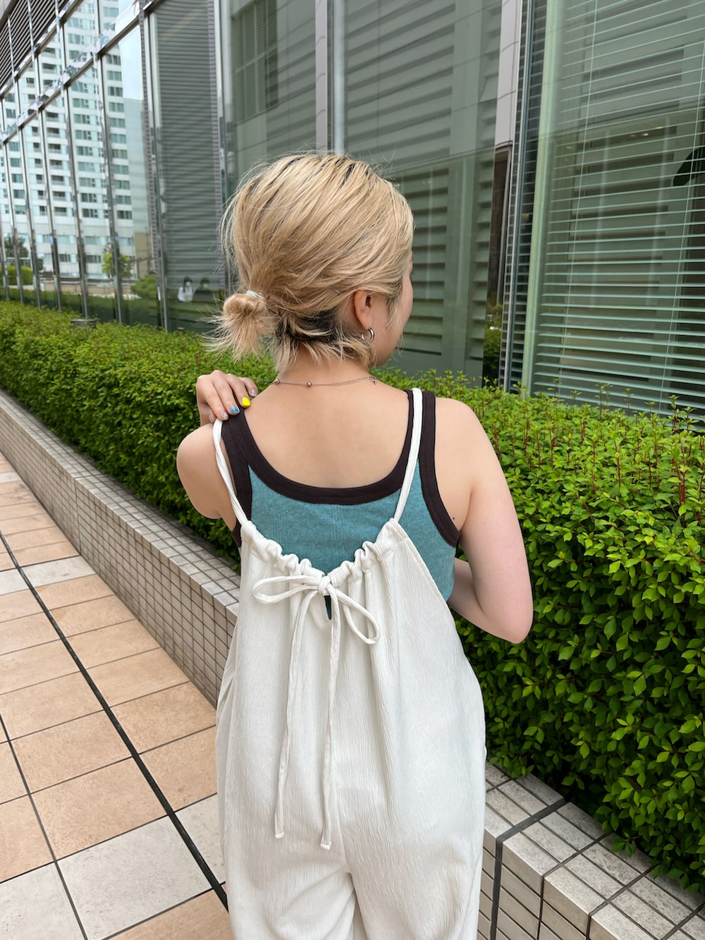 「Kastane、kastane_ootd、初夏コーデ、ラクチンコーデ、サロペット、ベスト、ベストコーデ、低身長、低身長コーデ」｜「Kastaneのバルキーヒール厚底サンダル（サンダル、ホワイト系）」を使った、KOUTA CHIHIROさん（レディース・153cm）の春コーディネートの5枚目の写真