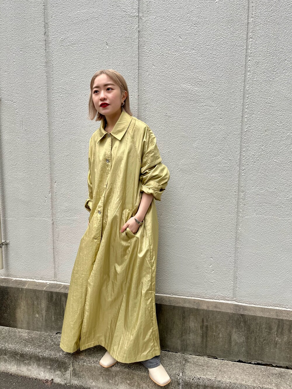 「大人コーデ、春色、カジュアル、低身長コーデ、パンツスタイル、Kastane、kastane_ootd、春アウター」｜「Kastaneのマルチウェイナイロントレンチコート（トレンチコート、グリーン系）」を使った、KOUTA CHIHIROさん（レディース・153cm）の春コーディネートの2枚目の写真