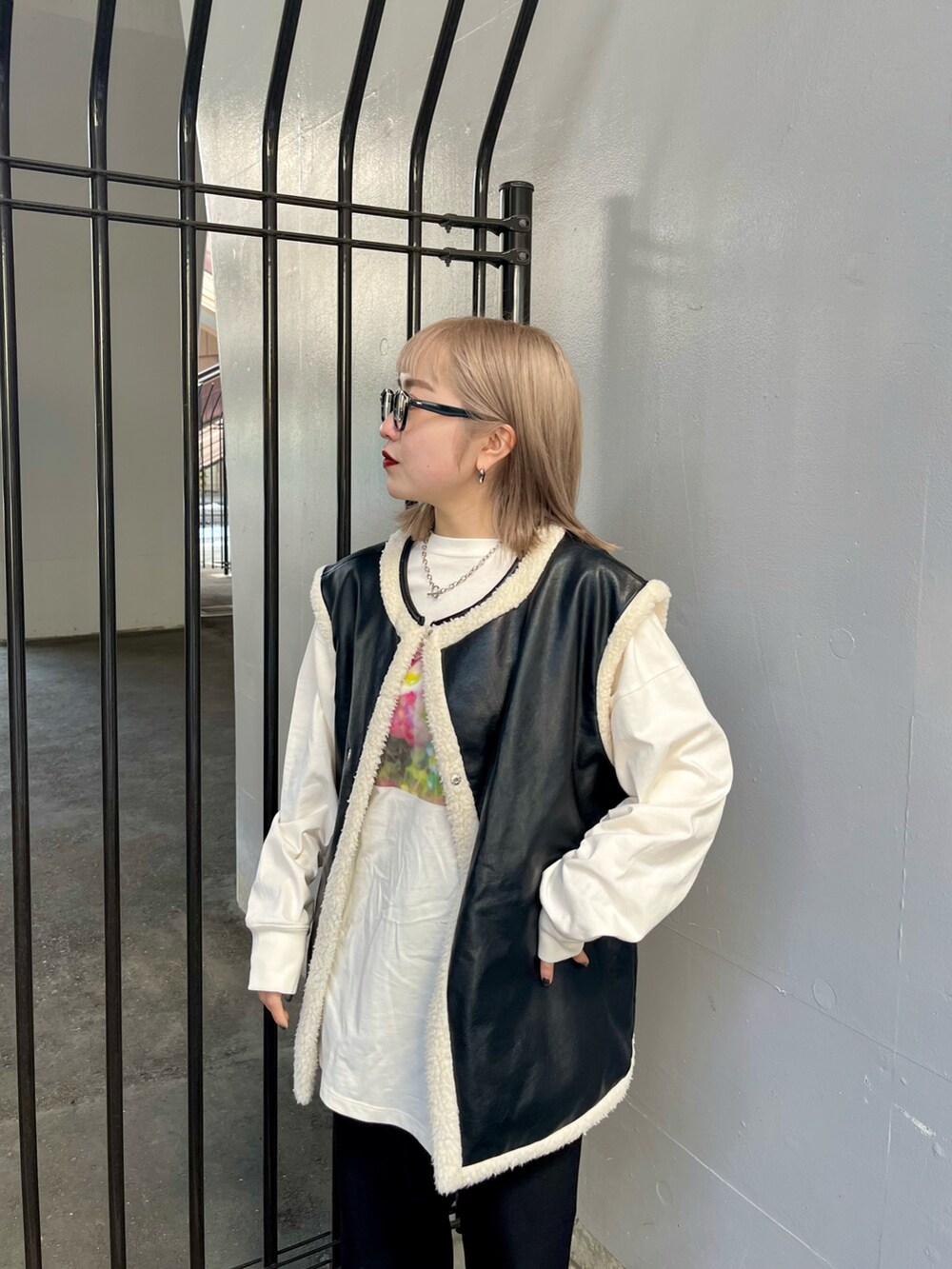 「Kastane、kastane_ootd、ボアベスト、ベスト」｜「Kastaneのフェイクレザーリバボアベスト（ベスト、ブラック系）」を使った、KOUTA CHIHIROさん（レディース・153cm）の冬コーディネートの2枚目の写真