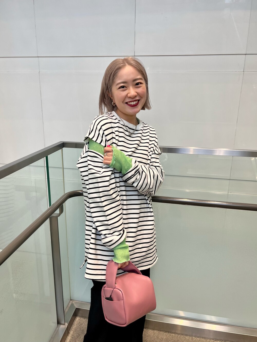 「Kastane、kastane_ootd、春カラー、シンプル、カラーコーデ、低身長女子、ボーダー、スリット、タイトスカート」｜「Kastaneのカットアウトボーダーチュニック（Tシャツ/カットソー、ホワイト系）」を使った、KOUTA CHIHIROさん（レディース・153cm）の冬コーディネートの2枚目の写真