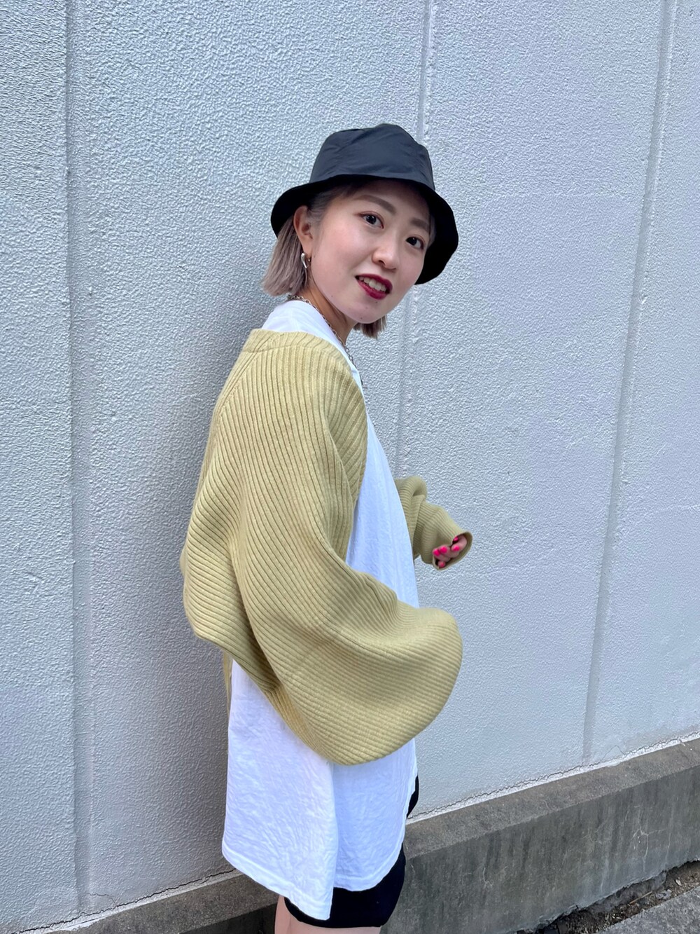 「Kastane、kastane_ootd、春カラー、シンプル、カラーコーデ、低身長女子、レイヤードスタイル、ボレロ、ミニスカート、パンツスタイル、サイドゴアブーツ、バケットハット」｜「Kastaneの【22SSカタログ掲載アイテム】ワッシャーナイロンバケットハット（ハット、ブラック系）」を使った、KOUTA CHIHIROさん（レディース・153cm）の冬コーディネートの2枚目の写真