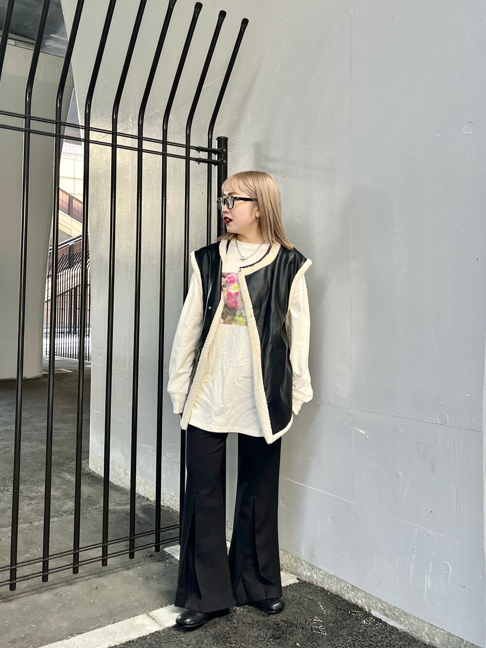 「Kastane、kastane_ootd、ボアベスト、ベスト」｜「Kastaneのフェイクレザーリバボアベスト（ベスト、ブラック系）」を使った、KOUTA CHIHIROさん（レディース・153cm）の冬コーディネートの3枚目の写真