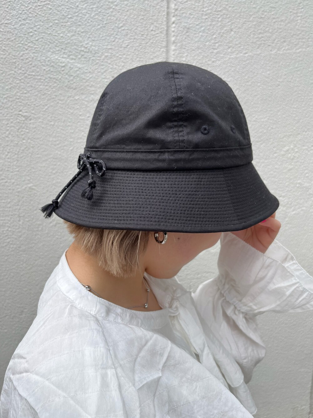「Kastane、kastane_ootd、カジュアル、春コーデ、ブラウス、ジャージ、トラックパンツ」｜「Kastaneの【WHIMSIC】LACE-UP METRO HAT（ハット、ブラック系）」を使った、KOUTA CHIHIROさん（レディース・153cm）の春コーディネートの4枚目の写真