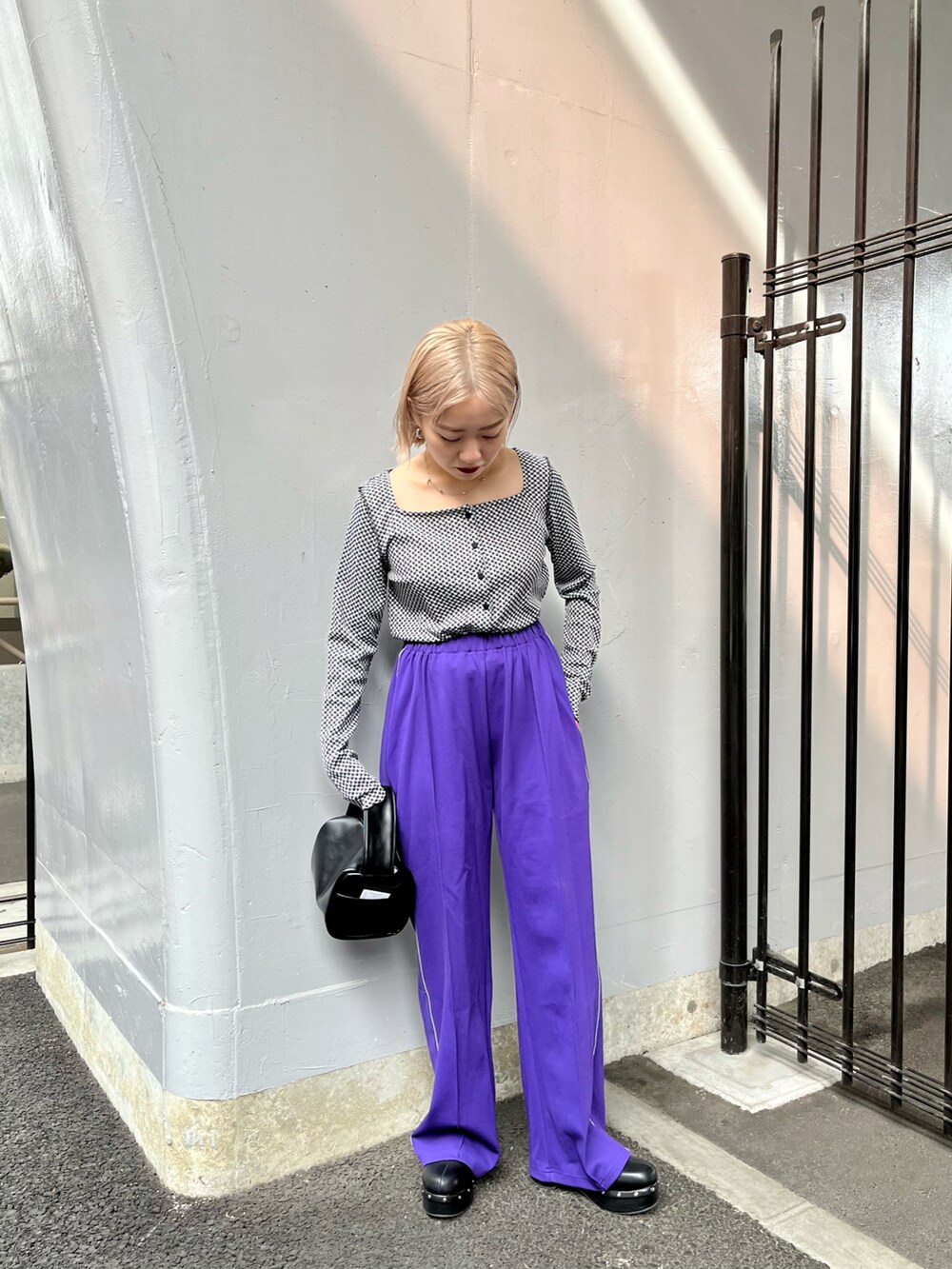 「Kastane、kastane_ootd、WHIMSIC、カジュアル、カラーコーデ、春服、ジャージ、トラックパンツ」｜「Kastaneの【カタログ掲載アイテム】ギンガムジャガード２WAYプルオーバー（Tシャツ/カットソー、ブラック系）」を使った、KOUTA CHIHIROさん（レディース・153cm）の春コーディネートの2枚目の写真