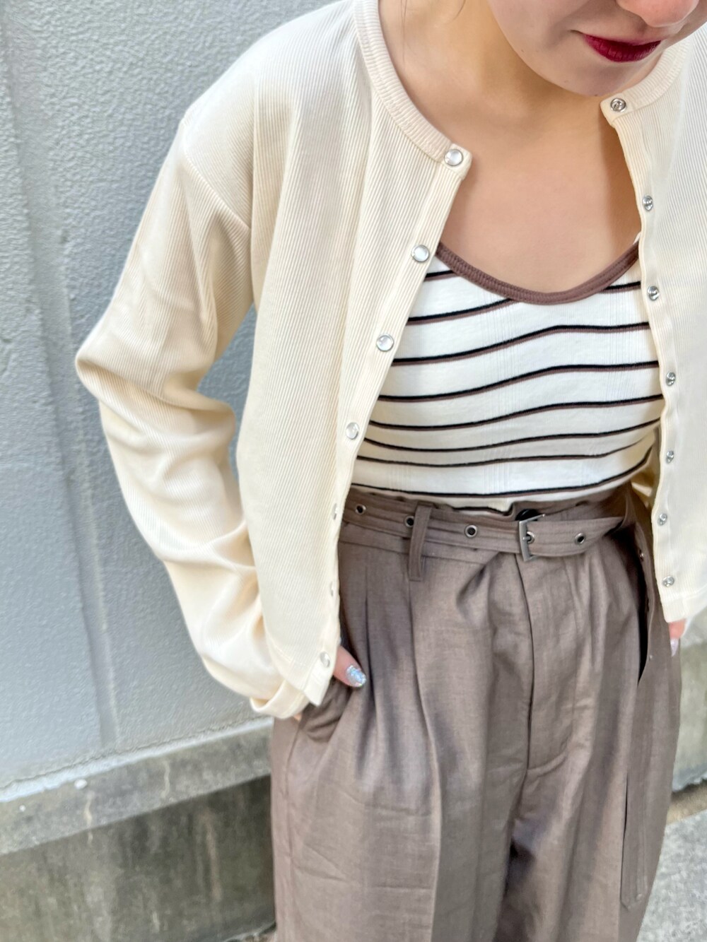 「ゆるコーデ、大人コーデ、Kastane、kastane_ootd、WHIMSIC、オトナカジュアル、春コーデ、低身長コーデ」｜「Kastaneのテレコカットリブチビカーディガン（カーディガン/ボレロ、ホワイト系）」を使った、KOUTA CHIHIROさん（レディース・153cm）の冬コーディネートの4枚目の写真