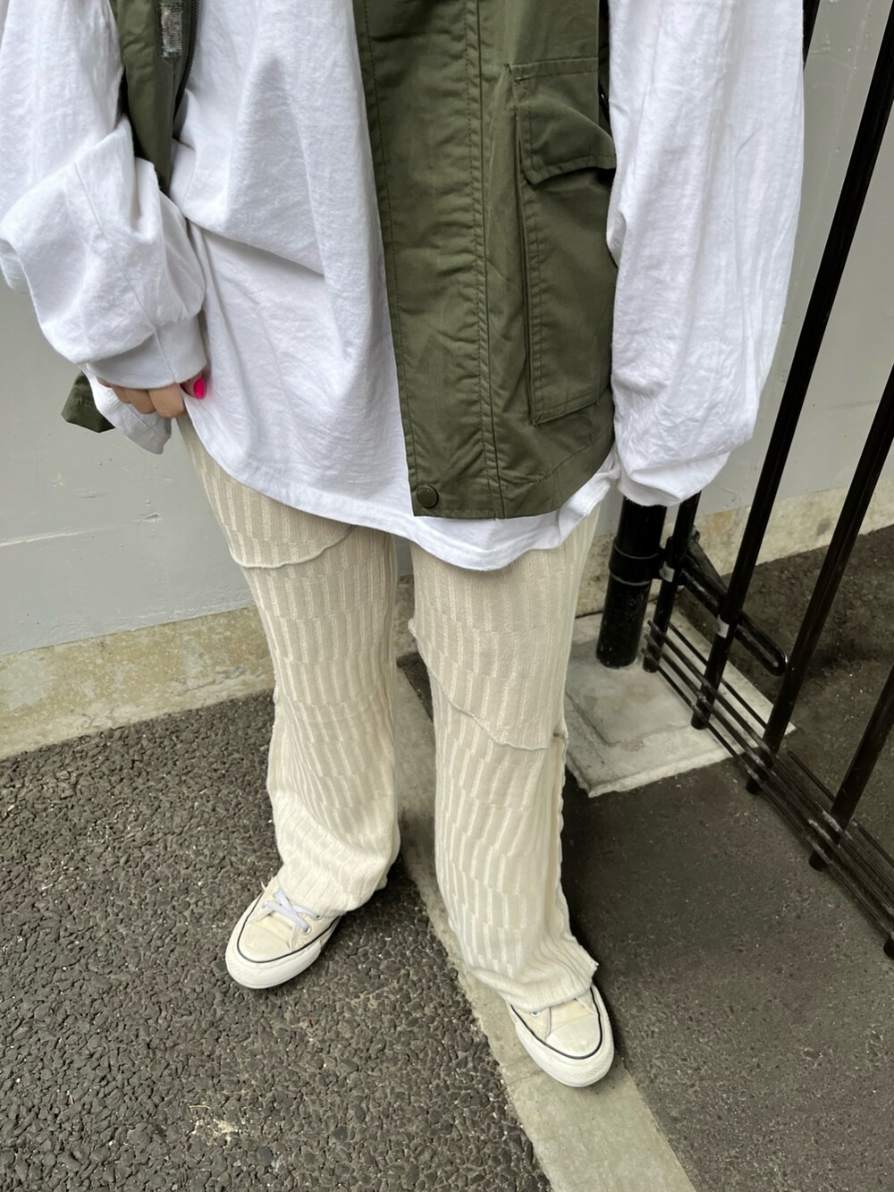 「休日スタイル、ゆるコーデ、オトナカジュアル、Kastane、kastane_ootd、ベスト」｜「Kastaneの【SETUP対応アイテム】ニットメロウフレアレギンス（その他パンツ、ホワイト系）」を使った、KOUTA CHIHIROさん（レディース・153cm）の冬コーディネートの3枚目の写真