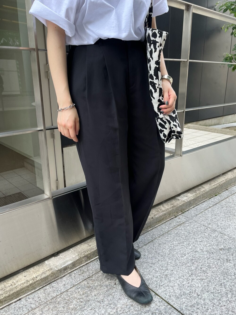 「Kastane、kastane_ootd、スラックス、Tシャツ、低身長、低身長コーデ、低身長女子、ニット帽、ラクチンコーデ、カジュアルコーデ、白Tシャツ」｜「Kastaneの【サイズ展開あり】タックスラックスパンツ（スラックス、ブラック系）」を使った、KOUTA CHIHIROさん（レディース・153cm）の夏コーディネートの4枚目の写真