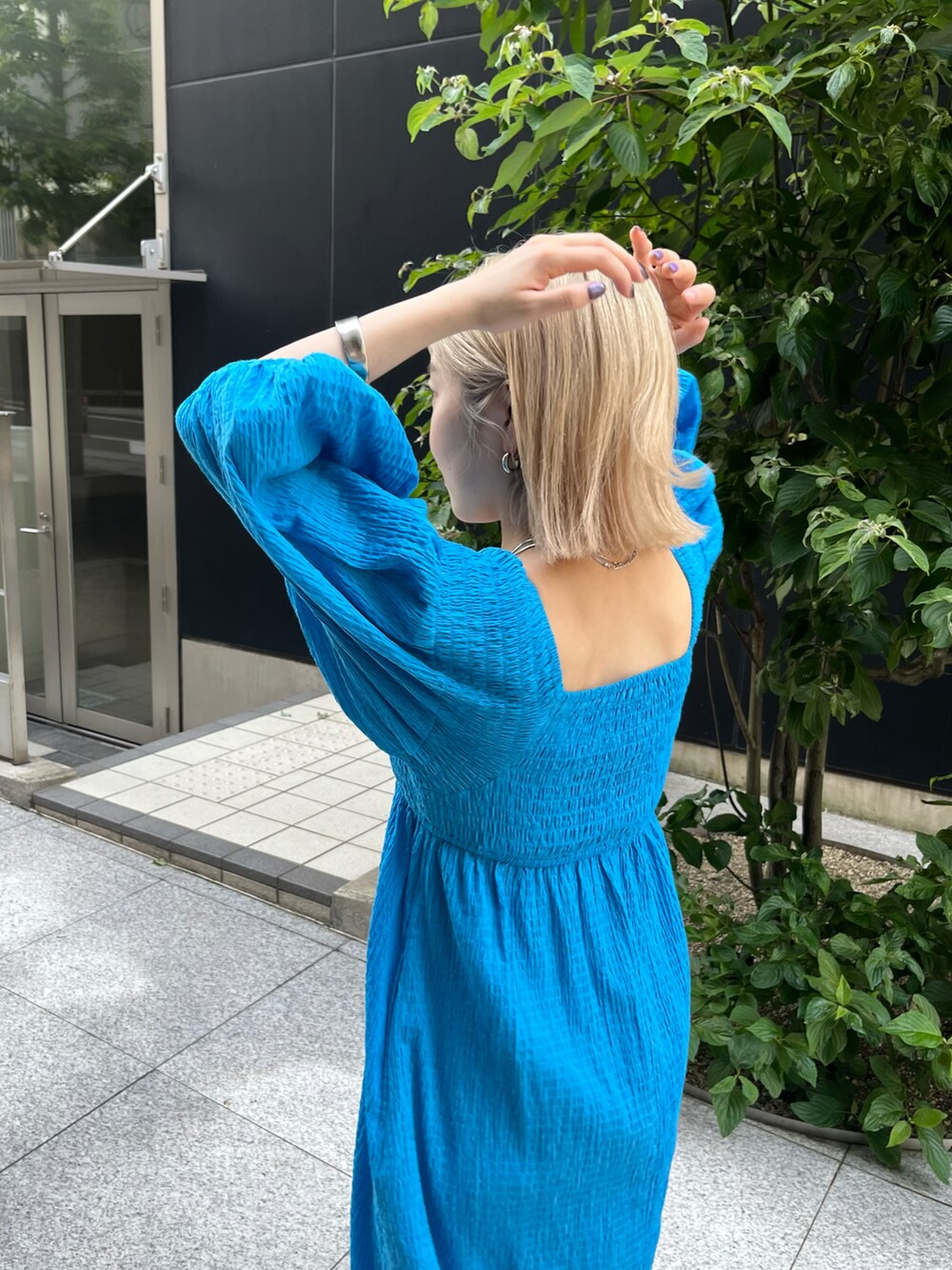 「Kastane、kastane_ootd、低身長女子、ワンピース、ワンピーススタイル、ブルー」｜「Kastaneの【サイズ展開あり】ギンガムシャーリングワンピース（ワンピース、ブルー系）」を使った、KOUTA CHIHIROさん（レディース・153cm）の夏コーディネートの5枚目の写真
