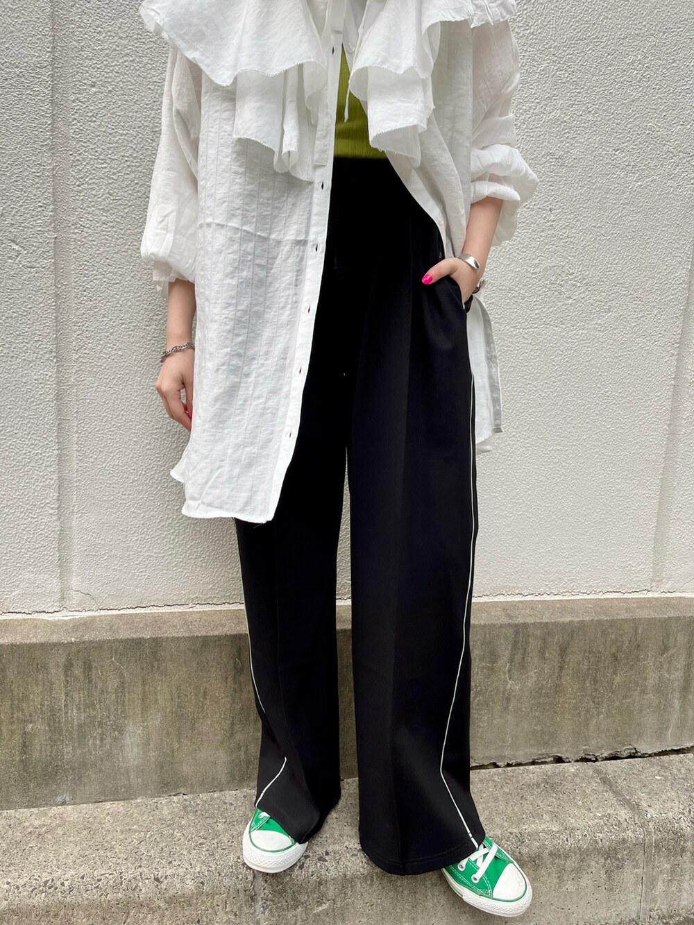 「Kastane、kastane_ootd、カジュアル、春コーデ、ブラウス、ジャージ、トラックパンツ」｜「Kastaneの【WHIMSIC】LACE-UP METRO HAT（ハット、ブラック系）」を使った、KOUTA CHIHIROさん（レディース・153cm）の春コーディネートの3枚目の写真
