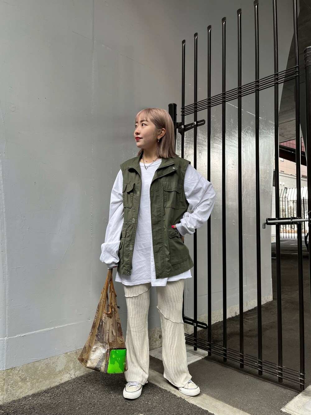 「休日スタイル、ゆるコーデ、オトナカジュアル、Kastane、kastane_ootd、ベスト」｜「Kastaneの【SETUP対応アイテム】ニットメロウフレアレギンス（その他パンツ、ホワイト系）」を使った、KOUTA CHIHIROさん（レディース・153cm）の冬コーディネートの2枚目の写真