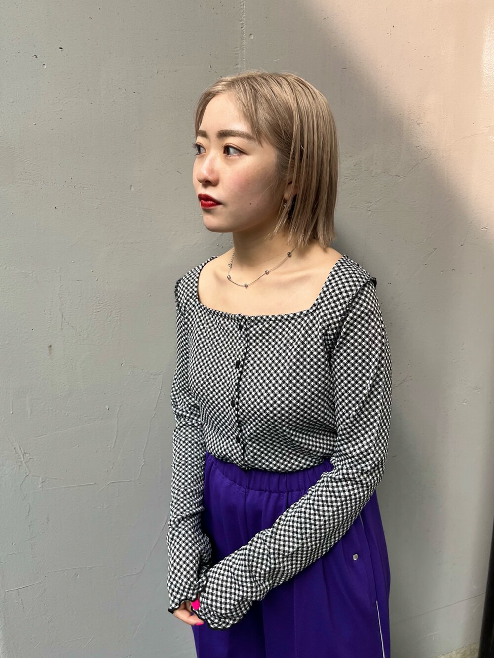 「Kastane、kastane_ootd、WHIMSIC、カジュアル、カラーコーデ、春服、ジャージ、トラックパンツ」｜「Kastaneの【カタログ掲載アイテム】ギンガムジャガード２WAYプルオーバー（Tシャツ/カットソー、ブラック系）」を使った、KOUTA CHIHIROさん（レディース・153cm）の春コーディネートの3枚目の写真