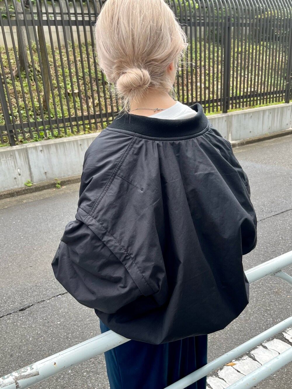 「Kastane、kastane_ootd、ブルゾン、キャミワンピ、ベロア」｜「Kastaneのリバーシブルマルチウェイブルゾン（ブルゾン、ブラック系）」を使った、KOUTA CHIHIROさん（レディース・153cm）の夏コーディネートの3枚目の写真