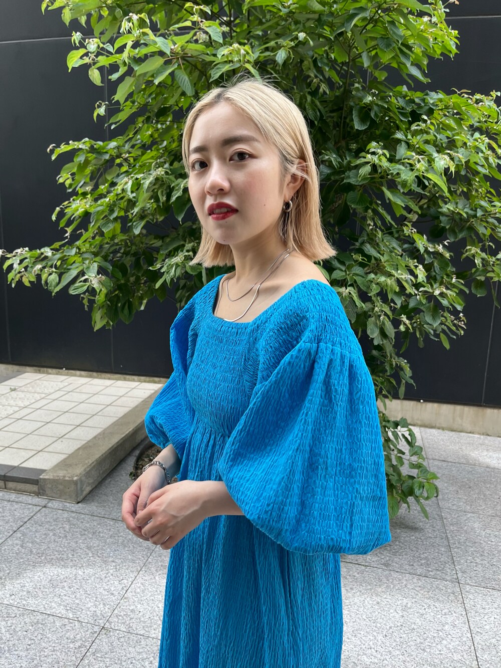 「Kastane、kastane_ootd、低身長女子、ワンピース、ワンピーススタイル、ブルー」｜「Kastaneの【サイズ展開あり】ギンガムシャーリングワンピース（ワンピース、ブルー系）」を使った、KOUTA CHIHIROさん（レディース・153cm）の夏コーディネートの3枚目の写真