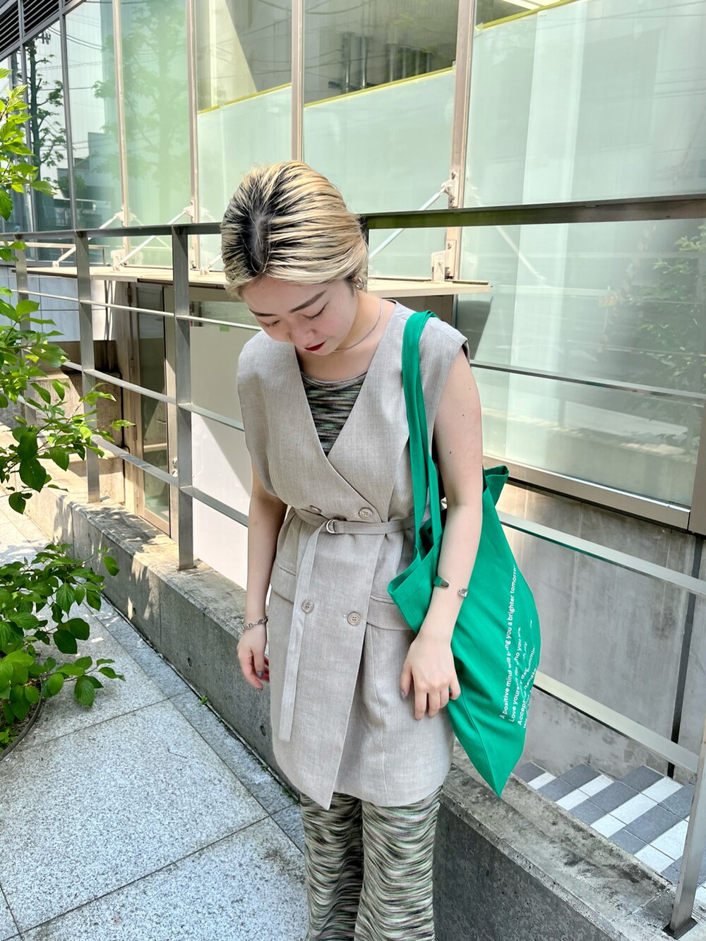「Kastane、kastane_ootd、夏コーデ、ラフ、カジュアルコーデ、低身長、低身長コーデ、ベスト、セットアップ」｜「Kastaneの【SETUP対応】カップ付きグラデボーダージャガードキャミ（キャミソール、グリーン系）」を使った、KOUTA CHIHIROさん（レディース・153cm）の春コーディネートの2枚目の写真
