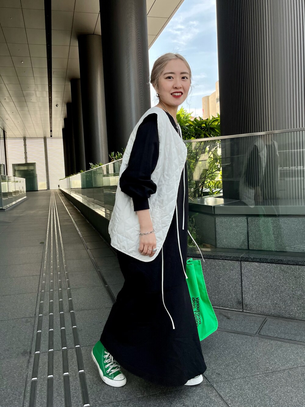 「Kastane、kastane_ootd、ベスト、キルティング、キルティングベスト、ワンピース、低身長、低身長コーデ、低身長女子、骨格ウェーブ」｜「Kastaneの【2022AWアイテム】キルティングベスト（ベスト、ホワイト系）」を使った、KOUTA CHIHIROさん（レディース・153cm）の夏コーディネートの2枚目の写真