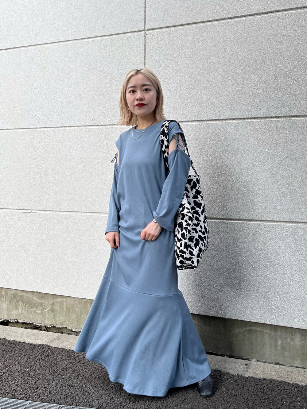 「Kastane、kastane_ootd、ワンピース、袖スリット、ブルー、低身長、低身長コーデ、低身長女子、トートバッグ」｜「Kastaneの【サイズ展開あり】袖スリットテレコティアードワンピース（ワンピース、ブルー系）」を使った、KOUTA CHIHIROさん（レディース・153cm）の夏コーディネートの2枚目の写真