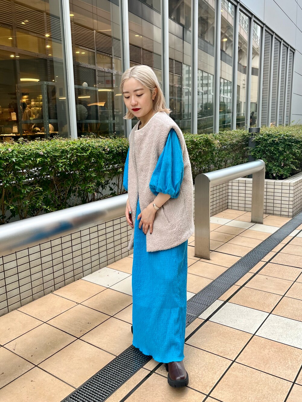 「Kastane、kastane_ootd、ボアベスト、ベスト、リバーシブル、ワンピース、低身長、低身長女子、低身長コーデ」｜「Kastaneの【サイズ展開あり】ギンガムシャーリングワンピース（ワンピース、ブルー系）」を使った、KOUTA CHIHIROさん（レディース・153cm）の夏コーディネートの4枚目の写真