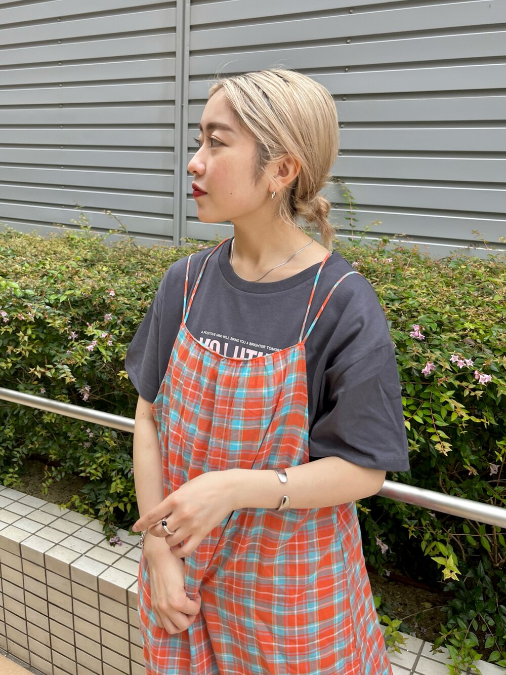 「Kastane、kastane_ootd、カジュアルコーデ、ワンピース、秋服準備はじめました、キャミワンピ、低身長、低身長コーデ、低身長女子」｜「Kastaneの【サイズ展開あり】ティアードチェックキャミワンピース（ワンピース、オレンジ系）」を使った、KOUTA CHIHIROさん（レディース・153cm）の夏コーディネートの4枚目の写真