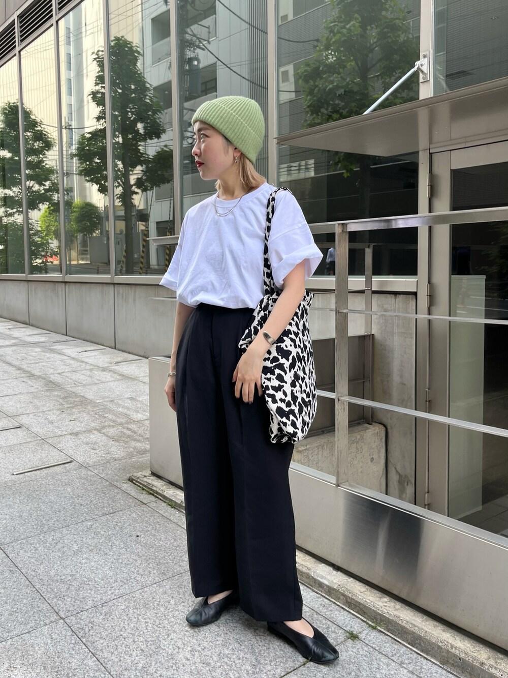 「Kastane、kastane_ootd、スラックス、Tシャツ、低身長、低身長コーデ、低身長女子、ニット帽、ラクチンコーデ、カジュアルコーデ、白Tシャツ」｜「Kastaneの【サイズ展開あり】タックスラックスパンツ（スラックス、ブラック系）」を使った、KOUTA CHIHIROさん（レディース・153cm）の夏コーディネートの2枚目の写真