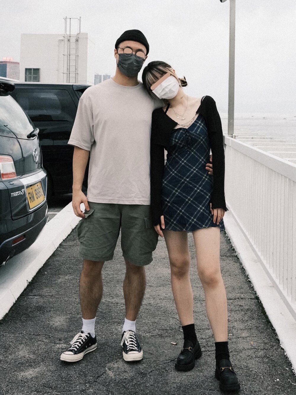 ブラック系のローファーを着用したレディースの夏コーディネートの3枚目の写真