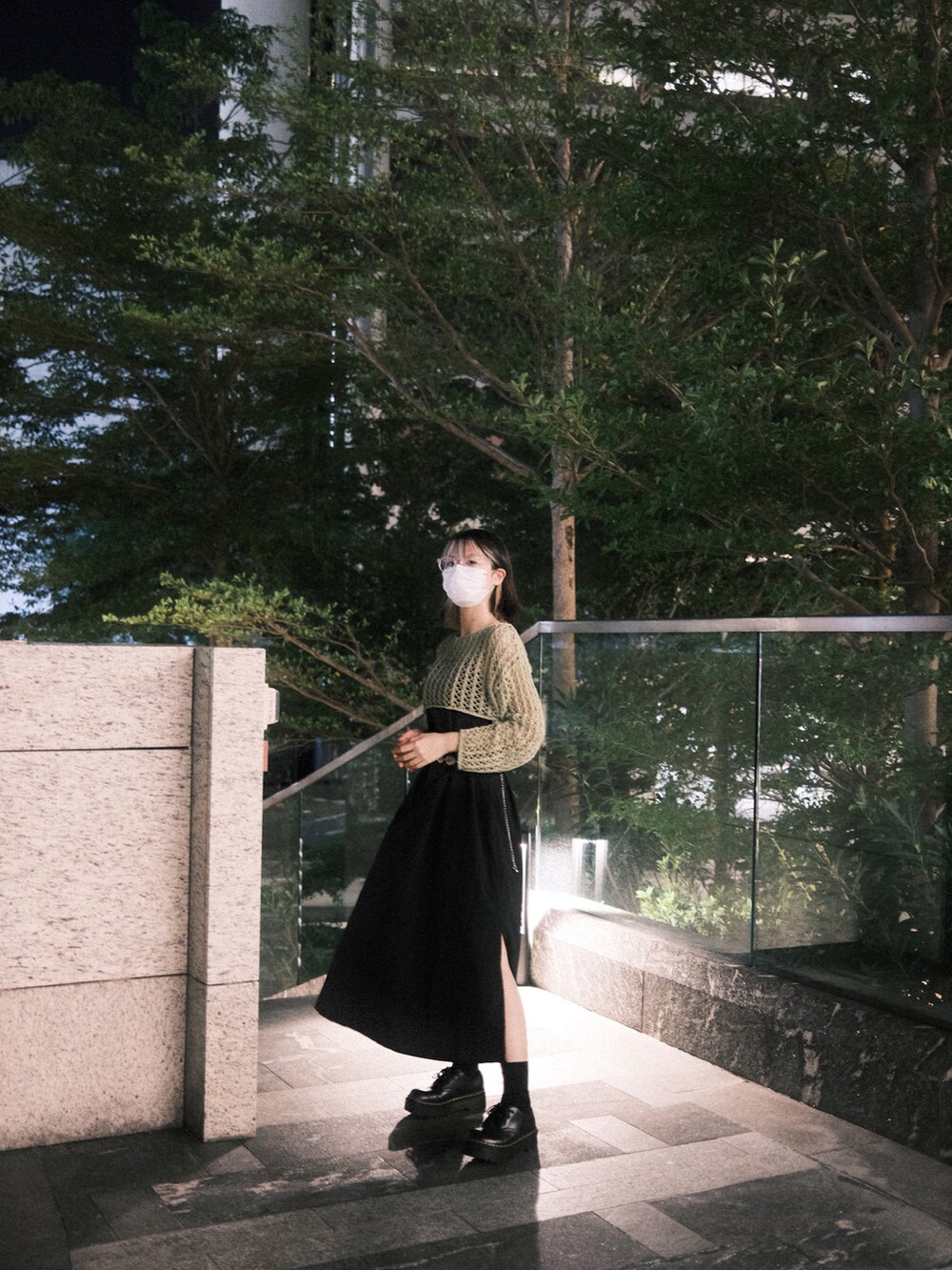 ブラック系のその他シューズを着用したレディースの秋コーディネートの2枚目の写真