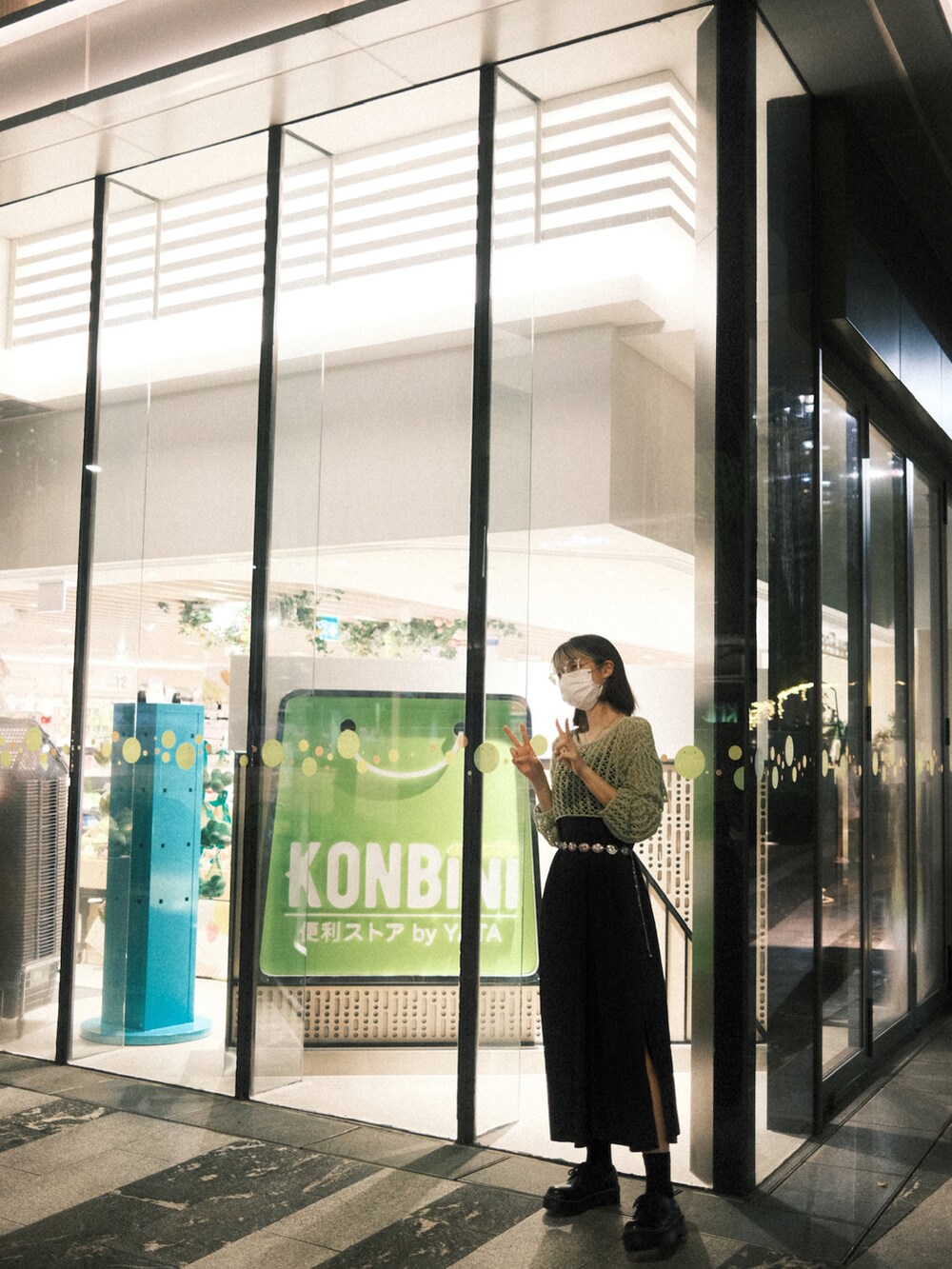 ブラック系のその他シューズを着用したレディースの秋コーディネートの3枚目の写真